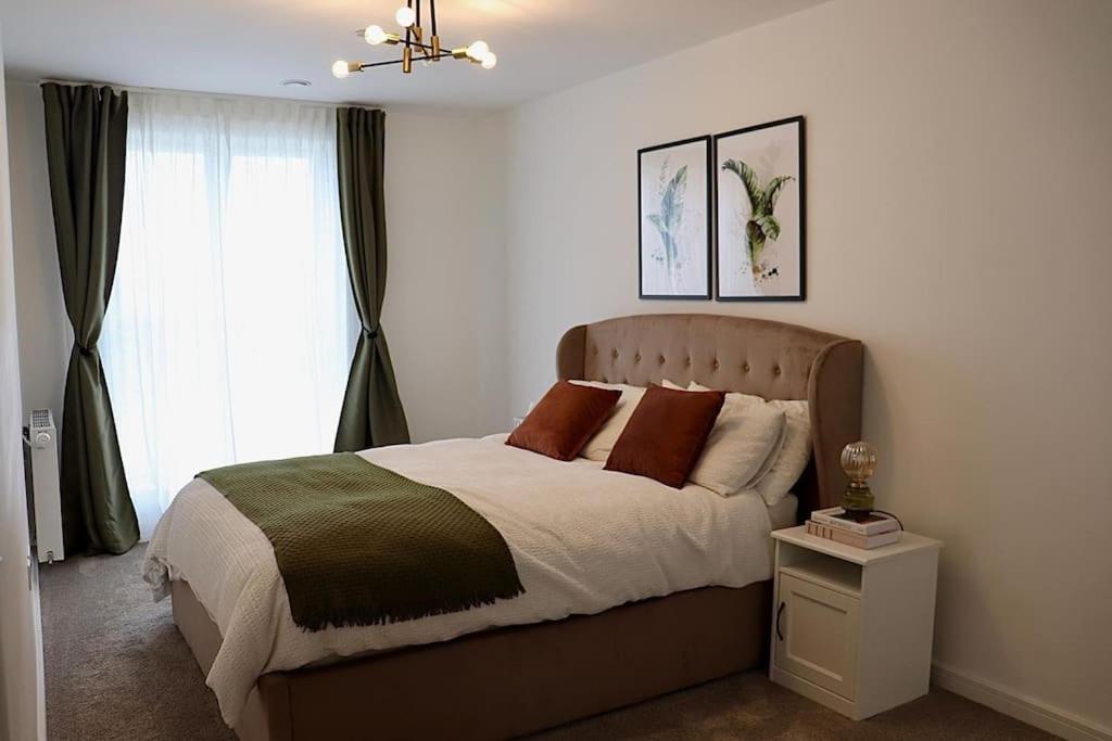 A Stylish Two Bedroom Modern Apartment With Parking バーキング エクステリア 写真