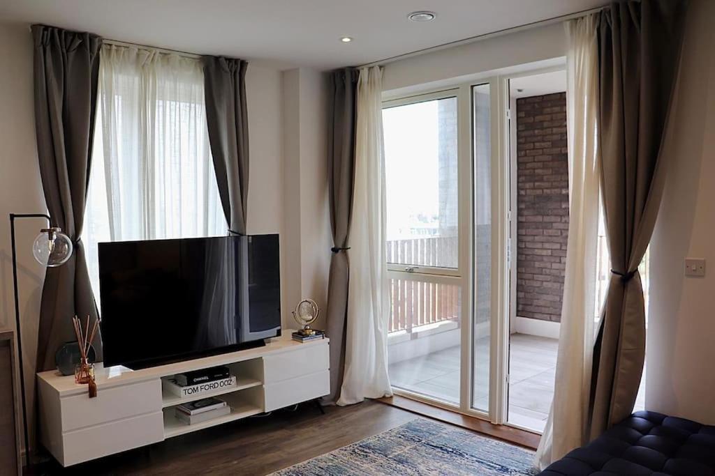 A Stylish Two Bedroom Modern Apartment With Parking バーキング エクステリア 写真