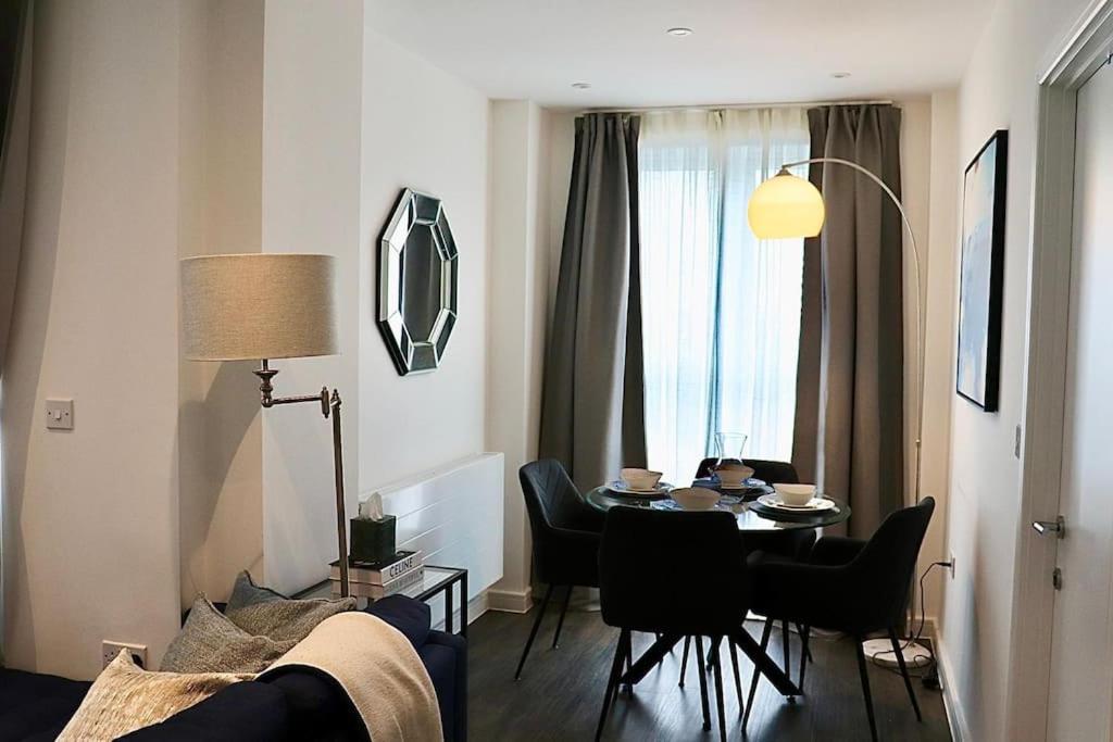 A Stylish Two Bedroom Modern Apartment With Parking バーキング エクステリア 写真