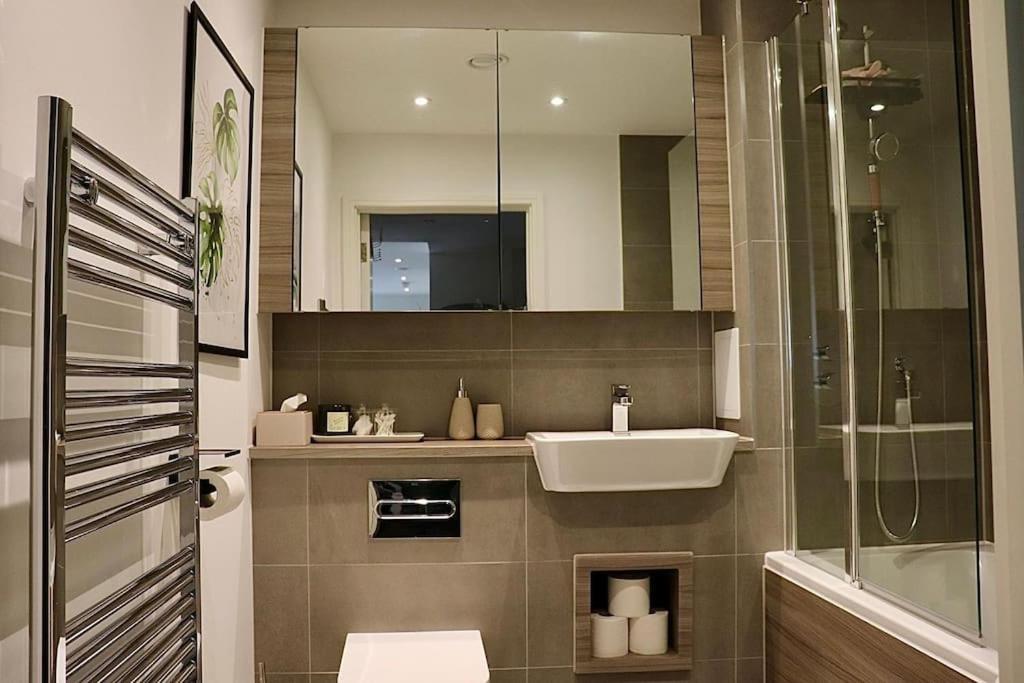 A Stylish Two Bedroom Modern Apartment With Parking バーキング エクステリア 写真